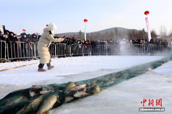 在线实盘配资 拍头鱼看冰钓喝鱼汤 游客体验中国最北冬捕之乐