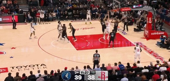 配资一流证券配资门户 这球够硬！申京接球顺势转身 直冲篮下起飞单臂暴扣